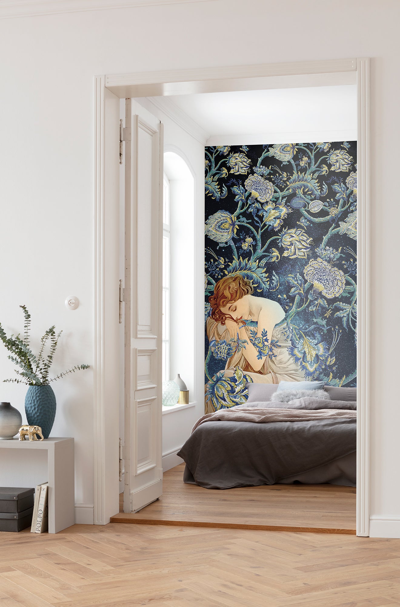 Femme d'Or Wall Mural